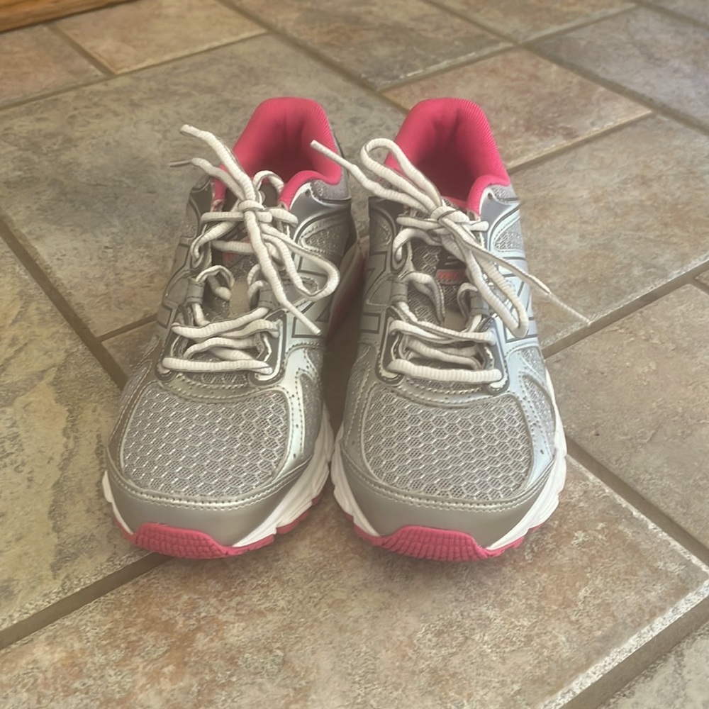 NIB New Balance Sneakers Size  7 NIB